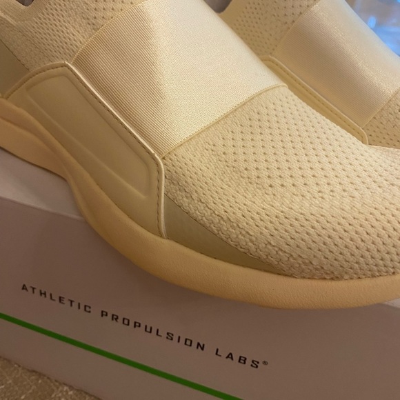 APL men’s Techloom Bliss cream athletic Sneakers NEW size 9.5 with box - Picture 2 of 12